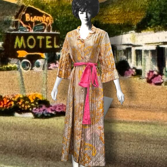 Vintage 1960s Quilted Hostess Gown Pink Sash Lounge Robe Psychedelic Print - Picture 15 of 16